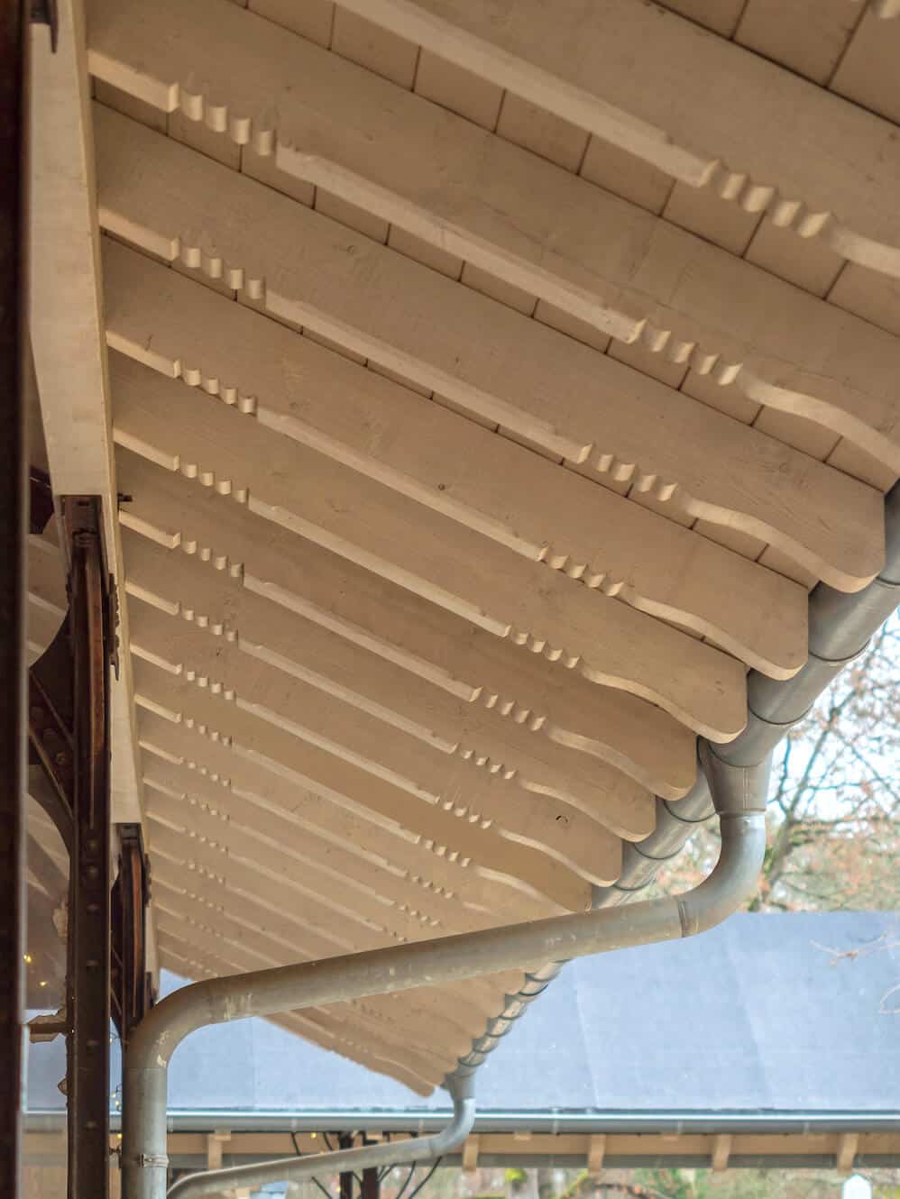 Detailansicht des historischen nachgebauten Dachüberstandes