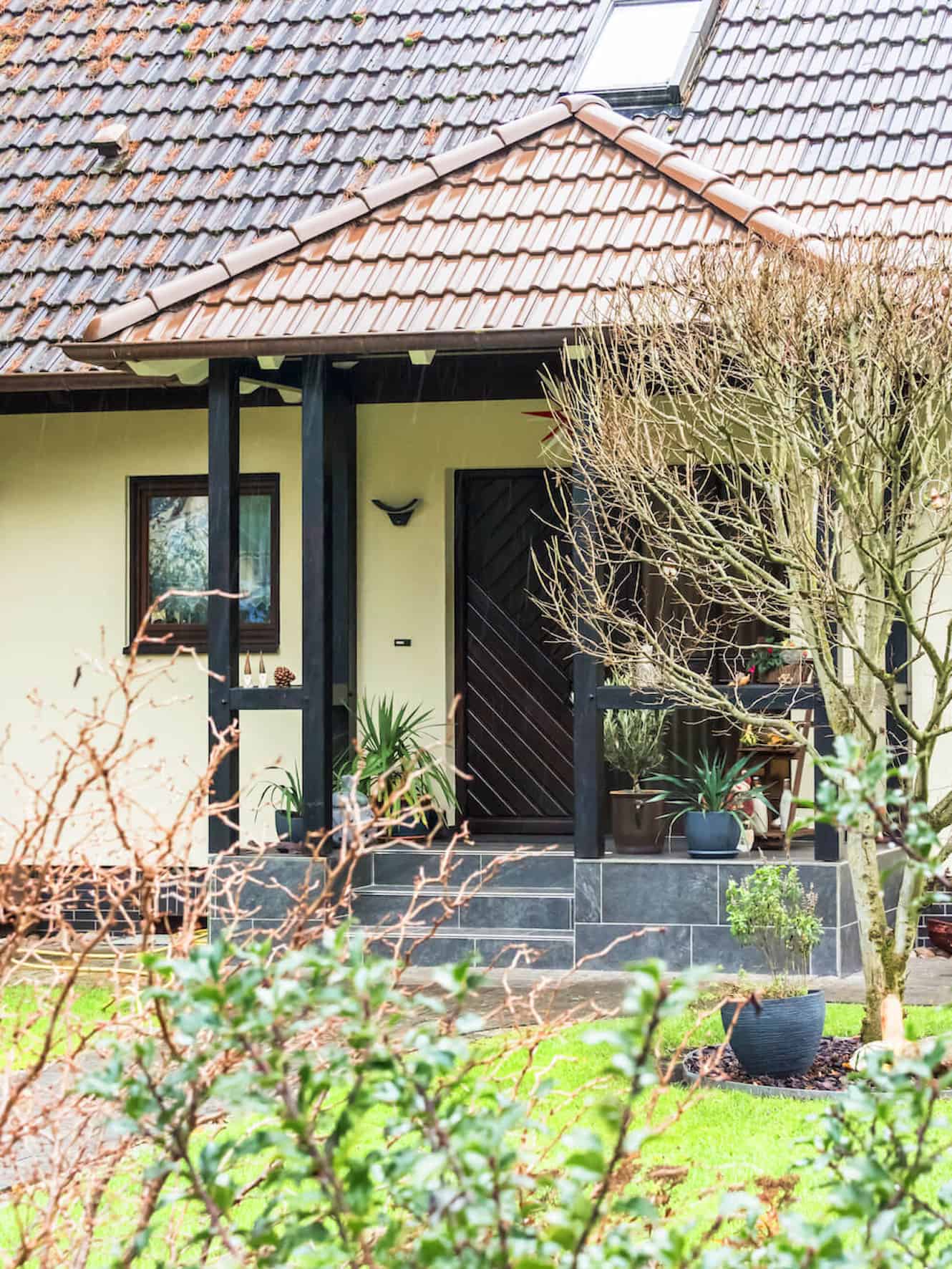 Ein modernes Vordach wertet Ihr Haus auf