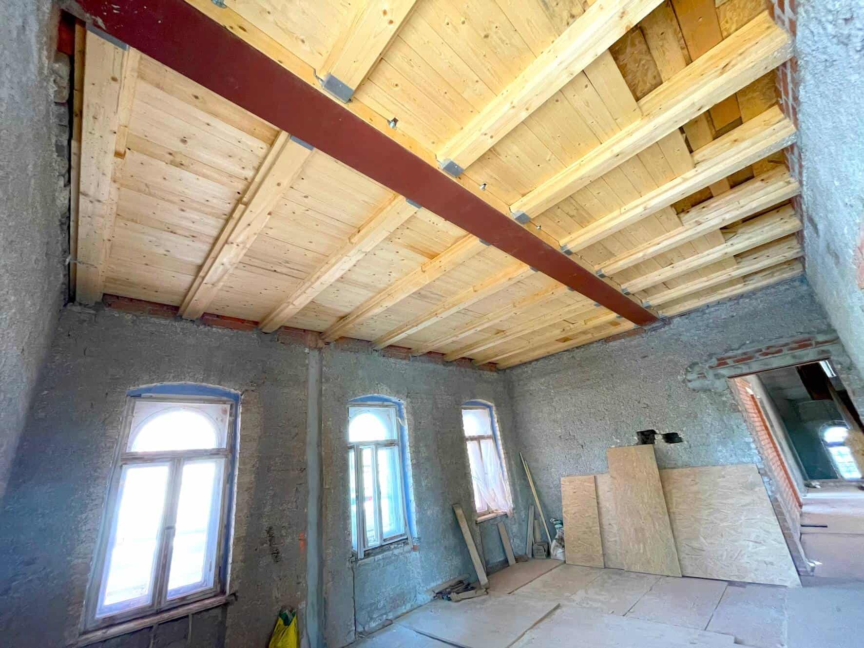 Holzbalkendecke mit flächenbündigem Unterzug aus Stahl