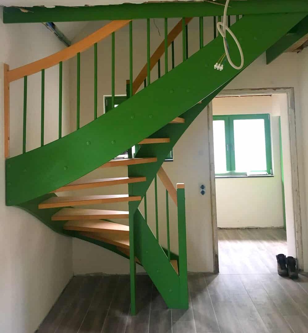 Halbgewendelte Treppe, Kiefernwangen lackiert, Trittstufen Eiche geölt