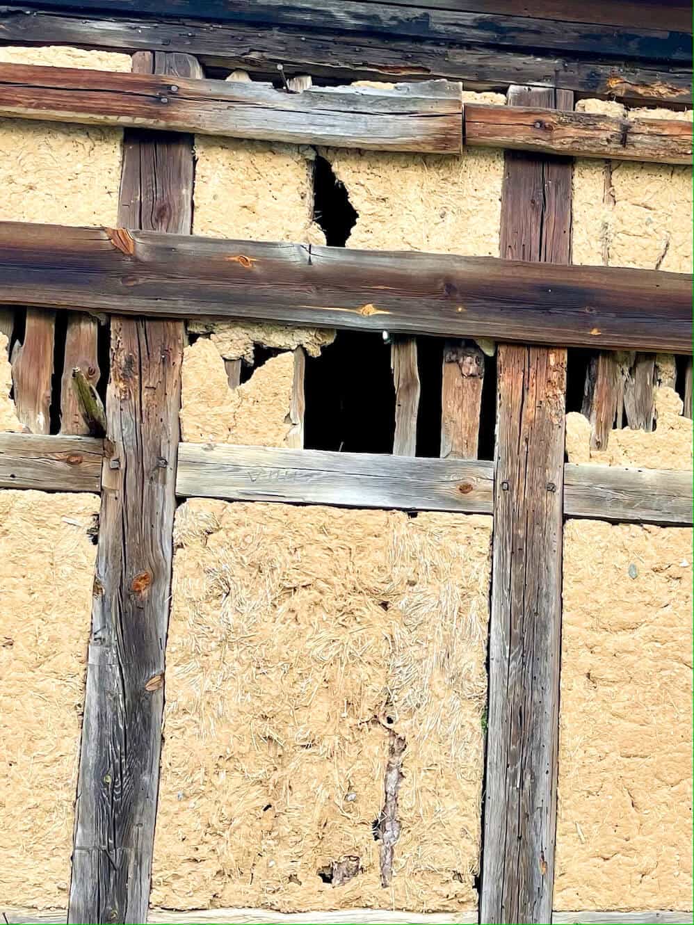 Beschädigtes Fachwerk vor Sanierung