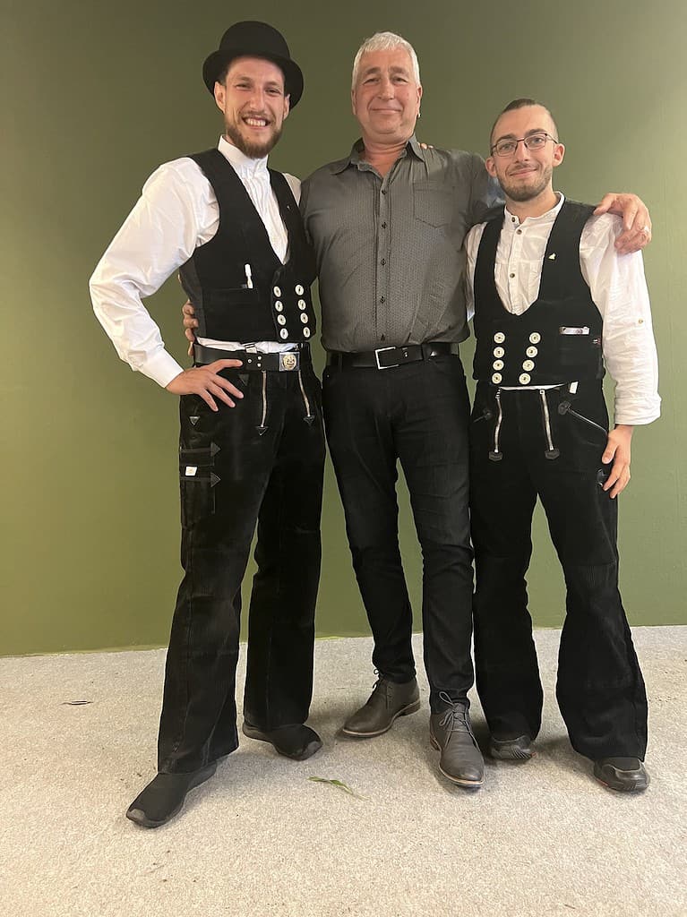 Am 27.07.2023 haben unsere Auszubildenden Johann und Vincent erfolgreich ihre Gesellenprüfung zum Zimmerer abgelegt.